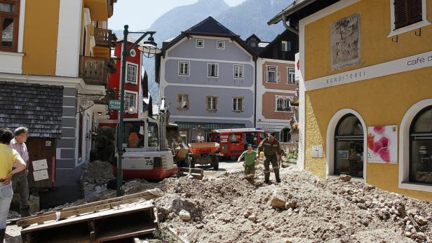 epa03751387 Workers clean up after a mudslide hit Hallstatt, Austria, 19 June 2013. After heavy rains late 18 June, the Muehlbach stream bursted it banks and devastated the town which is on the UNESCO World Heritage list. EPA/FMT-PICTURES
