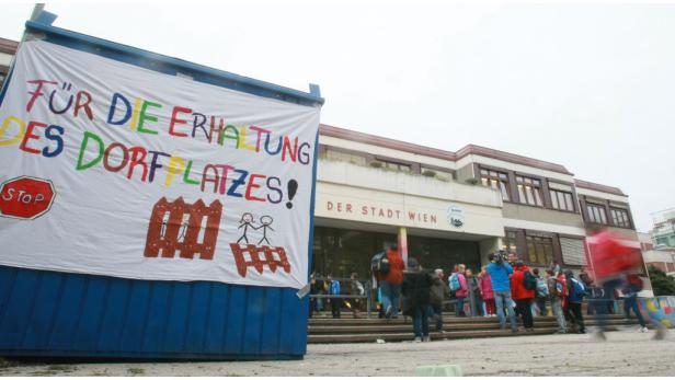 Vandalismus: Direktorin zäunt Schule ein