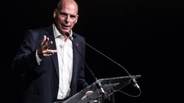 Yanis Varoufakis hält eine Rede auf einer Bühne.