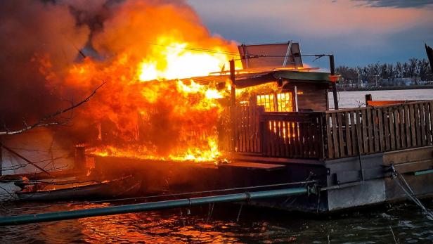 Explosion: Fischerhütte auf der Donau völlig ausgebrannt
