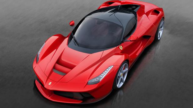 Ein roter LaFerrari mit schwarzem Dach auf dunklem Untergrund.
