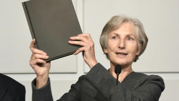 Die ehemalige OGH-Präsidentin Irmgard Griss mit ihrem 344-Seiten-Bericht.