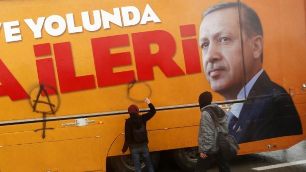 Protestierende beschmieren einen Truck mit dem Bild Erdogans