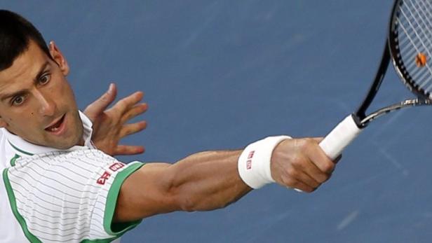 Novak Djokovic of Serbia hits a return to Juan Martin Del Potro of Argentina during their men&#039;s singles semi-final match at the ATP Dubai Tennis Championships, March 1, 2013. REUTERS/Mohammed Salem (UNITED ARAB EMIRATES - Tags: SPORT TENNIS)