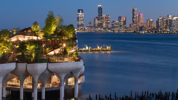 Little Island, ein Park auf dem Hudson River in New York, bei Nacht.