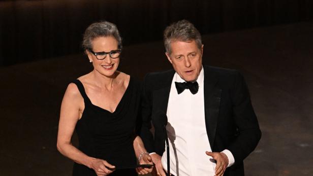 Andie McDowall und Hugh Grant auf der Oscar-Bühne