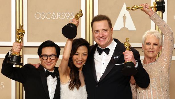 Der Oscar-Jubel der Schauspiel-Elite: Ke Huy Quan (Bester Nebendarsteller), Michelle Yeoh (Beste Hauptdarstellerin), Brendan Fraser (Bester Hauptdarsteller) und Jamie Lee Curtis (Beste Nebendarstellerin), v. li. n. re.