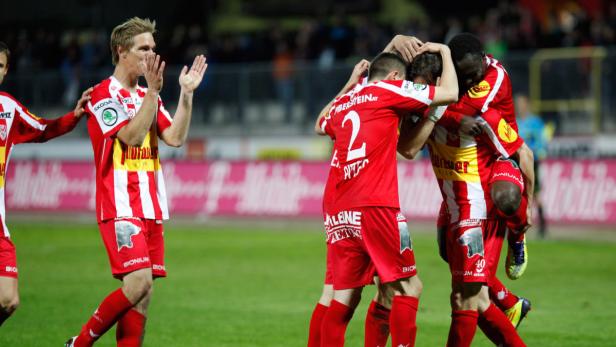 APA7629286-2 - 21042012 - KAPFENBERG - ÖSTERREICH: ZU APA-TEXT SI - Tipp3-Bundesliga-Begegnung zwischen Kapfenberger SV 1919 und FK Austria Wien am Samstag, 21. April 2012, in Kapfenberg. Im Bild jubeln Kapfenberger SV 1919-Spieler über den 1:0-Sieg. APA-FOTO: MARKUS LEODOLTER