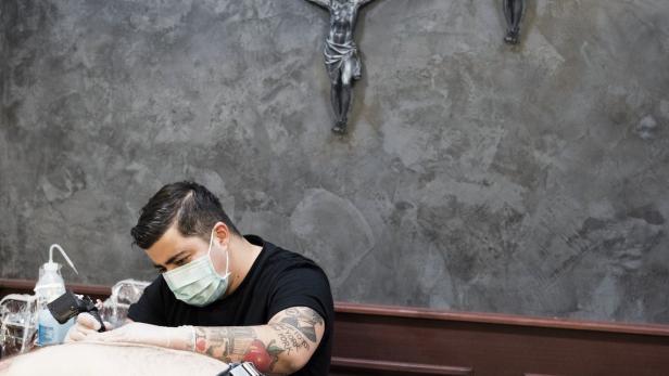 Ein Kreuz am Körper: Kostenlose katholische Tattoo-Aktion in Wien
