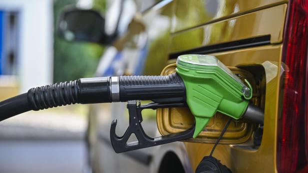 Symbolbild einer Zapfpistole an einer Tankstelle.
