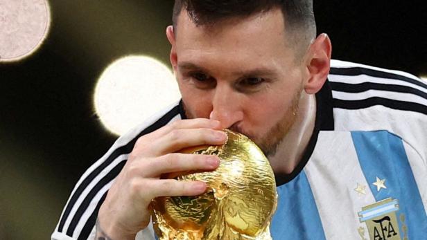 Der Wunderwuzzi und sein später Lohn: Lionel Messi mit dem WM-Pokal