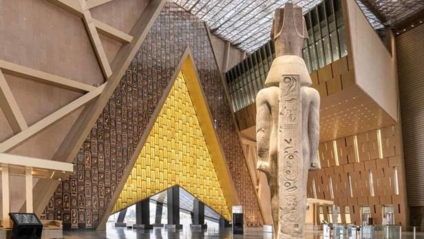 Das gut 3.000 Jahre alte Ebenbild von Ramses II. dominiert das Atrium des neuen Museums