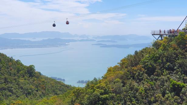 Die Langkawi SkyCab Seilbahn gilt als Meisterwerk der Ingenieurskunst und bietet Ausblick über die Inseln und den malaysischen Regenwald