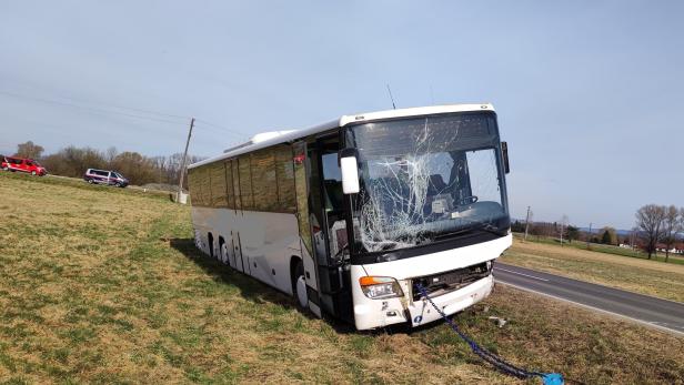Auto krachte gegen Schulbus im Burgenland: Fünf Kinder verletzt