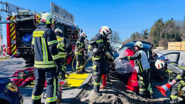 Feuerwehrleute mussten Unfalllenker mit hydraulischer Bergeschere retten