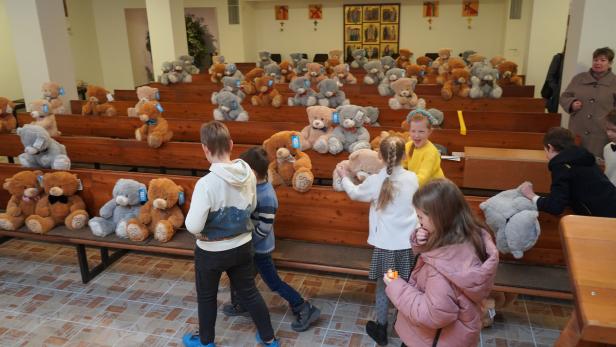Freude für ukrainische Waisenkinder durch Teddybären in Wien