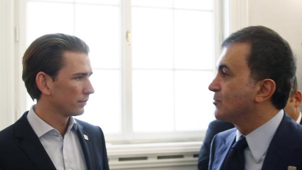 Außenministertreffen &quot;Gymnich&quot; in Bratislava. Sebastian Kurz (li) mit Ömer Celik.