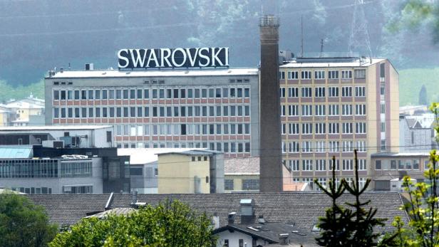 Das Swarovski-Gebäude in Wattens, Tirol, mit dem Firmennamen auf dem Dach.