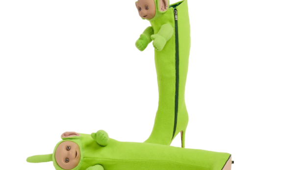 Grüne Teletubbie-Stiefel mit Reißverschluss und ein liegender Teletubbie auf weißem Grund.