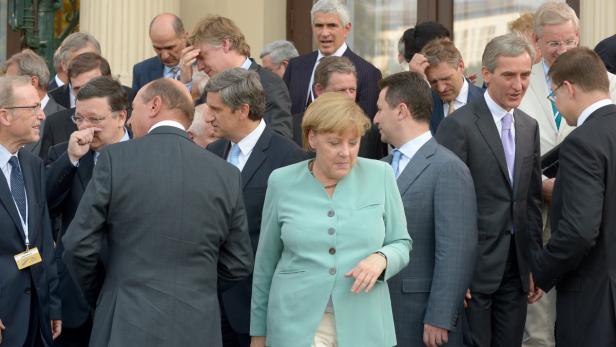 APA13323614 - 20062013 - WIEN - ÖSTERREICH: Die deutsche Bundeskanzlerin Angela Merkel (M.) nach dem Familienfoto im Rahmen des EVP-Gipfes am Donnerstag, 20. Juni 2013, in Wien. APA-FOTO: ROLAND SCHLAGER