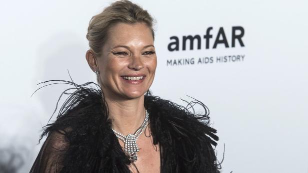 Kate Moss lächelt auf einer Veranstaltung von amfAR.