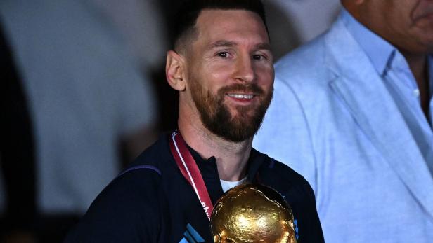Hunderte Fans belagerten Weltmeister Messi vor dem Steak-Restaurant