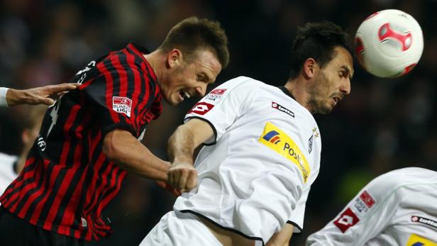 Alex Meier of Eintracht Frankfurt challenges Martin Sranzl (R) of Borussia Moenchengladbach during their German first division Bundesliga soccer match in Frankfurt, March 1, 2013. REUTERS/Kai Pfaffenbach (GERMANY - Tags: SPORT SOCCER) DFL RULES TO LIMIT THE ONLINE USAGE DURING MATCH TIME TO 15 PICTURES PER GAME. IMAGE SEQUENCES TO SIMULATE VIDEO IS NOT ALLOWED AT ANY TIME. FOR FURTHER QUERIES PLEASE CONTACT DFL DIRECTLY AT + 49 69 650050