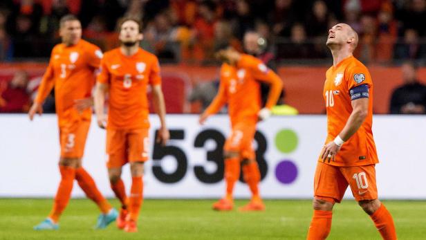 Niederländische Fußballspieler wirken nach einem Spiel enttäuscht.