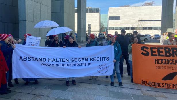 Hunderte Demonstranten vor Landhaus in Niederösterreich