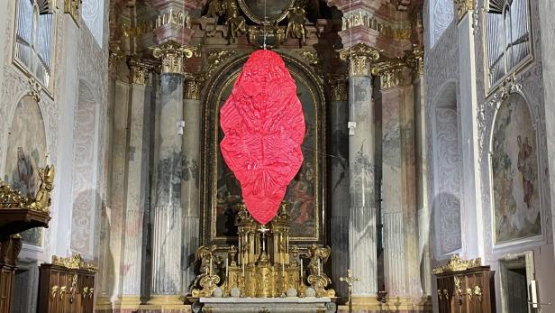 Ein Fastentuch im Klagenfurter Dom zeigt die Zunge - und regt auf