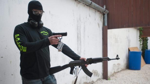Ungarn: Waffen für Pitt-Film beschlagnahmt