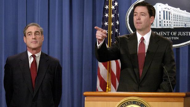 James Comey spricht neben Robert Mueller auf einer Pressekonferenz.