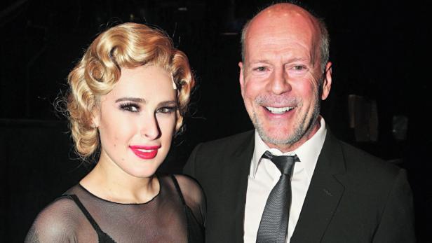 Bruce Willis posiert mit seiner Tochter Rumer Willis auf einem Foto.