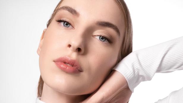 Nahaufnahme einer Frau mit perfekter, weicher Haut.