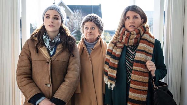 Familientreffen bei &quot;This Way Up&quot; (Canal+): Aine (Aisling Bea, l.) und Shona (Sharon Horgan, r.) mit ihrer Mutter Eileen (Sorcha Cusack, M.)