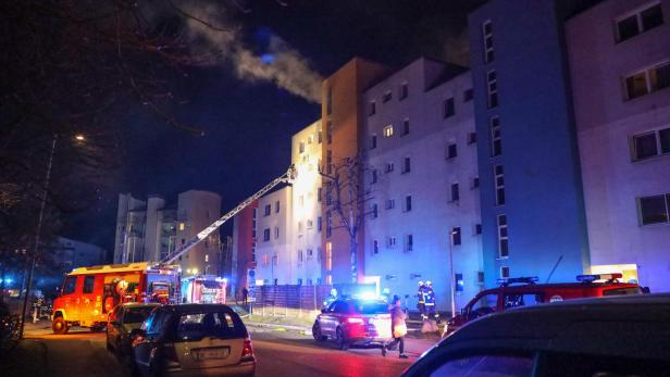 Toter bei Wohnungsbrand in Wels, 25 Personen evakuiert