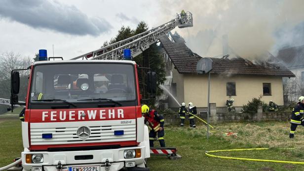 Dachstuhlbrand löste Großeinsatz der Feuerwehren bei St. Pölten aus