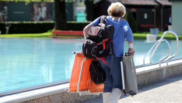 APA7677716-2 - 26042012 - SALZBURG - ÖSTERREICH: ZU APA-TEXT CI - THEMENBILD - Auf Grund der frühsommerlichen Temperaturen, öffnen diese Woche vielerorts die Freibäder. Im Bild: Eine Besucherin des Freibades Volksgarten in Salzburg, am Donnerstag, 26. April 2012. APA-FOTO: BARBARA GINDL