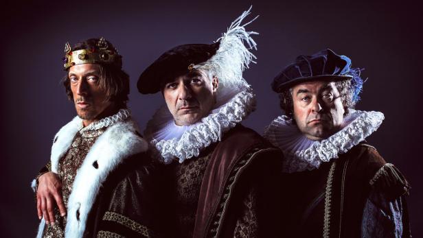 Zwei liebenswürdige Trottel im Dienste des blutrünstigen Herzogs von Gloucester: Michael Pink, Michael Niavarani und Bernhard Murg (von links nach rechts) in „Die unglaubliche Tragödie von Richard III.“