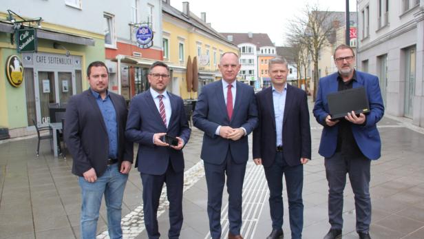 Minister Karner (M.) mit v.l. Amstettens Sicherheitsgemeinderat Christoph Zechmeister, dem Sicherheitsbeauftragten Manuel Scherscher, ÖVP-Nationalrat Andreas Hanger und Polizeikommandant Oliver Zechmeister