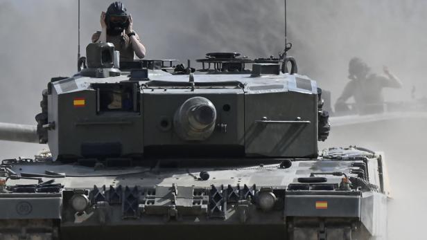 Kanzler bestätigt: Deutsche Leopard-Kampfpanzer schon in Ukraine