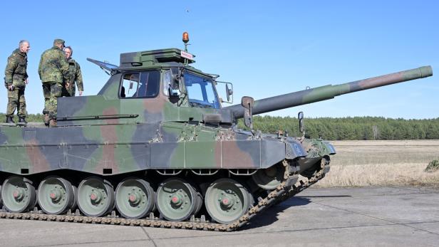 Der deutsche Verteidigungsminister Boris Pistorius besuchte Übung mit Leopard im deutschen Magdeburg im März 2023
