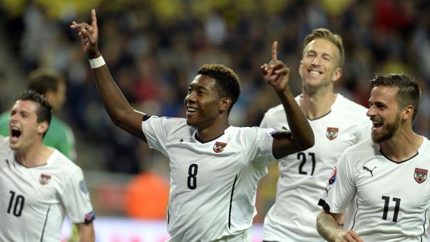 David Alaba und andere österreichische Fußballspieler jubeln.
