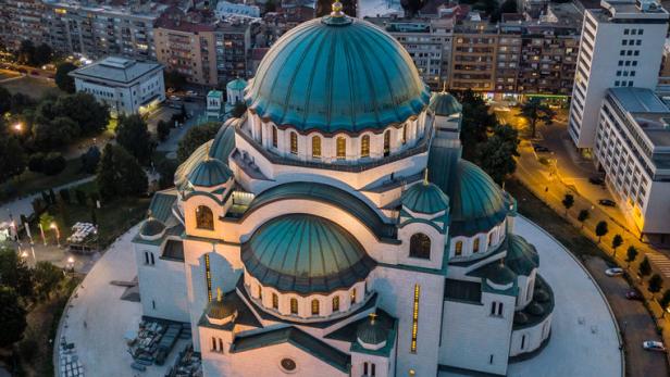 Luftaufnahme des beleuchteten Doms des Heiligen Sava in Belgrad bei Dämmerung.