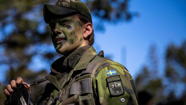 Schwedischer Soldat bei einer Militärübung auf der strategisch wichtigen Insel Gotland