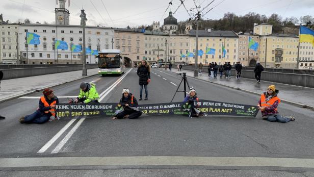 "Letzte Generation" blockiert Staatsbrücke in Salzburg