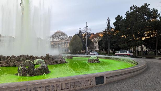 Brunnen am Wiener Schwarzenbergplatz grün eingefärbt