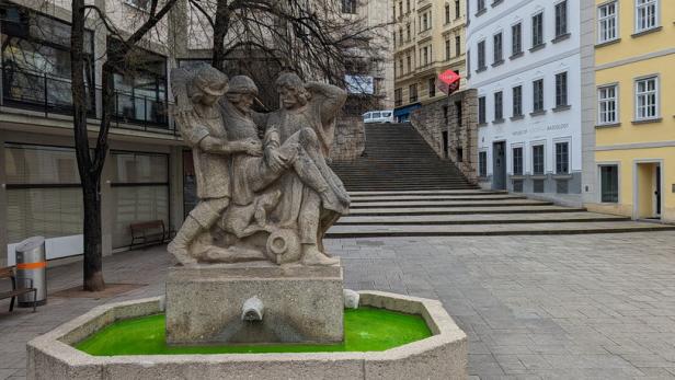 In der Nacht auf Mittwoch wurde in Wien das Wasser des Donnerbrunnens, des Josephbrunnens, des Strahlenbrunnens oder auch des Brunnens am Schwarzenbergplatz grün gefärbt.