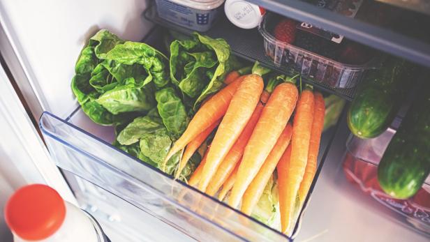 Luft ist ein schlechter Wärmeträger. Je voller der Kühlschrank ist, desto weniger Strom verbraucht er.