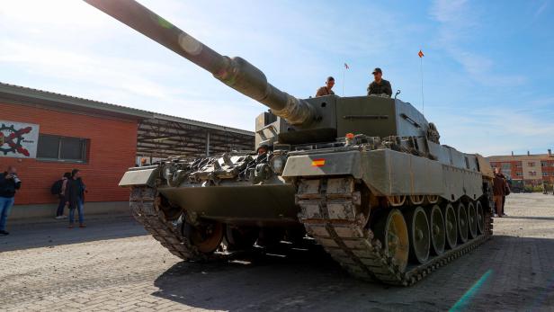 Ukrainische Soldaten in einem deutschen Leopard-2-Panzer